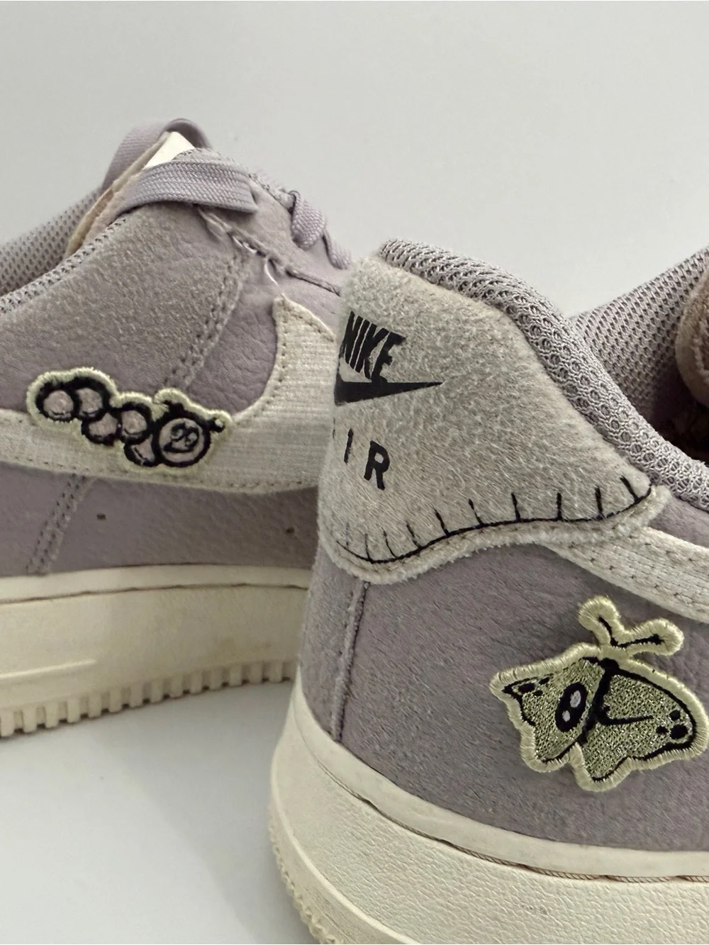 Nike Kids Low-Top Sneakers in Light Gray and Cream